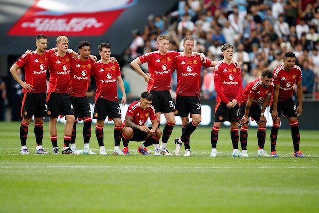 Skuad Manchester United di babak adu penalti laga Community Shield 2024 versus Manchester City, Sabtu (10/8/2024). (c) AP Photo/David Cliff