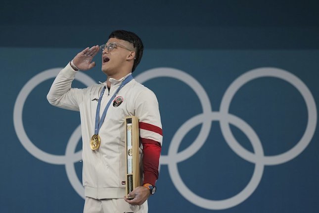Rizki Juniansyah, atlet Indonesia peraih medali emas weightlifting putra 73kg di Olimpiade Paris 2024 (c) AP Photo/Kin Cheung