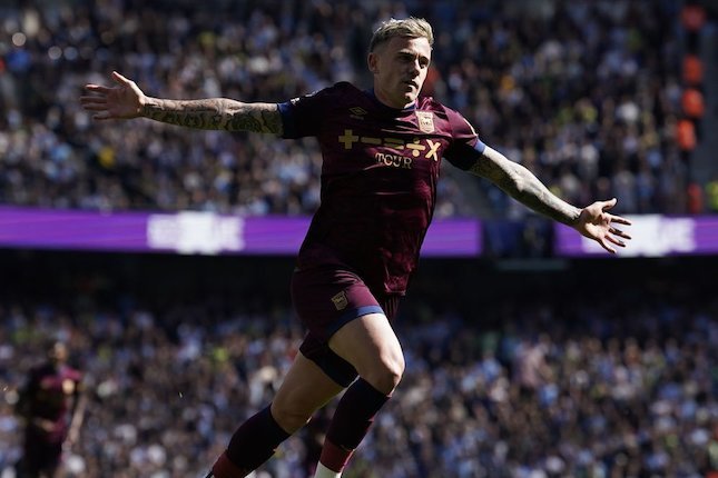 Babak Pertama Winger Ipswich Town, Sammie Szmodics merayakan golnya ke gawang Manchester City, Sabtu (24/8/2024) (c) AP Photo/Dave Thompson