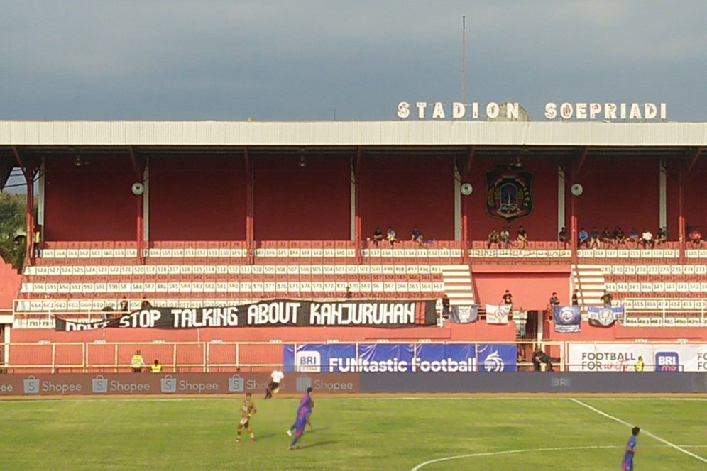 Spanduk tentang Tragedi Kanjuruhan Terbentang di Stadion Soepriadi Blitar