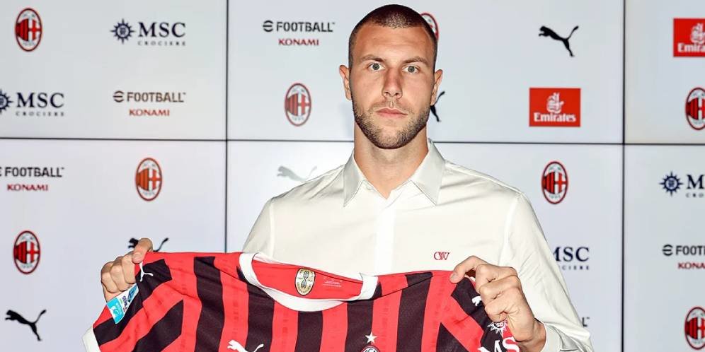 Bek Anyar Milan Ini Jadi Hebat Karena Tiru Legenda Man United