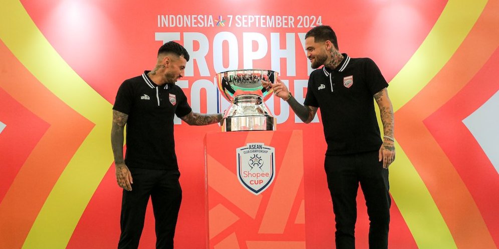 Diego Michiels dan Stefano Lilipaly Ramaikan Trophy Tour Shopee Cup 2024