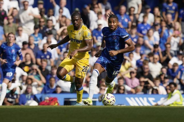 Duel Cheick Doucoure dan Christopher Nkunku dalam Premier League antara Chelsea vs Crystal Palace, Minggu (1/9/2024). (c) AP Photo/Frank Augstein