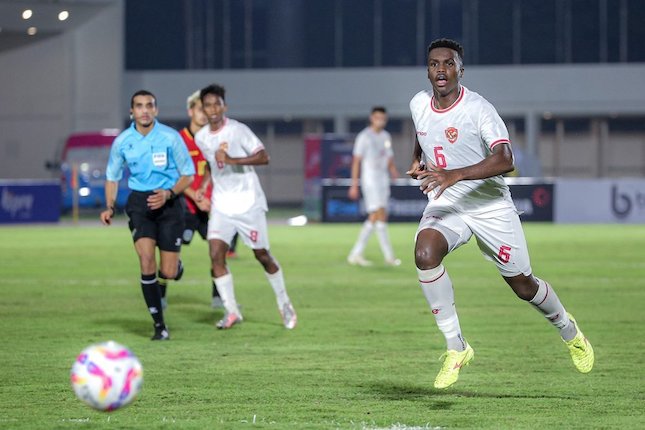 Aksi Meshaal Hamzah dalam laga Timor Leste U-20 vs Timnas Indonesia U-20, Jumat (27/9/2024). (c) Bola.net/Bagaskara Lazuardi