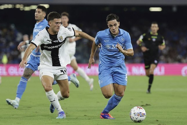 Prediksi Starting XI Juventus vs Parma Serie A 2024/2025: Giacomo Raspadori vs Alessandro Circati (kiri) dalam laga Napoli vs Parma di pekan ke-3 (c) Alessandro Garofalo/LaPresse via AP