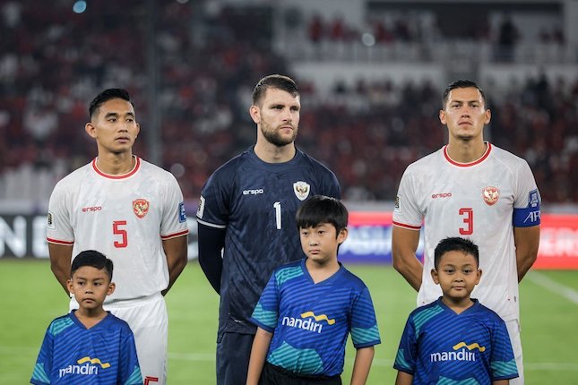 Rizky Ridho, Maarten Paes, dan Jay Idzes pada laga Timnas Indonesia vs Australia (c) Bagaskara Lazuardi