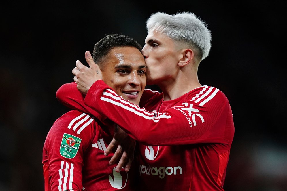 Gotong Royong Membantu Antony Mencetak Gol Gotong Royong Membantu Antony Mencetak Gol