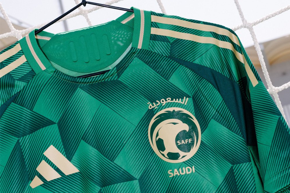 Jersey Baru Arab Saudi untuk Kualifikasi Piala Dunia 2026: Bagus Mana dengan Jersey Timnas Indonesia?