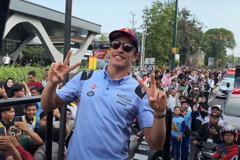 Ikut Parade MotoGP Mandalika 2024, Marc Marquez Ngaku Happy Jumpa Anak-Anak Kecil