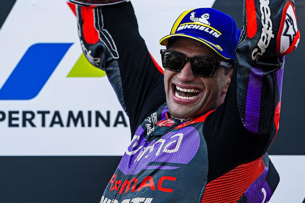 Diserbu Marshal Saat Cium Aspal Tikungan 16 Mandalika, Jorge Martin: Gokil, Saya Sampai Sulit ke Podium! Diserbu Marshal Saat Cium Aspal Tikungan 16 Mandalika, Jorge Martin: Gokil, Saya Sampai Sulit ke Podium!