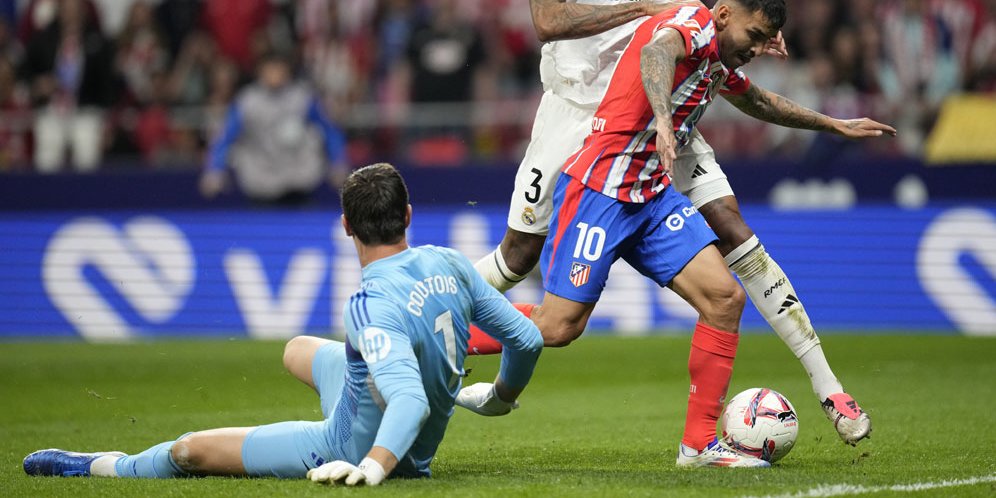 Kisruh Derbi Madrid: Ultras Atleti Lempari Courtois, Laga Ditunda, dan Bantuan Koke