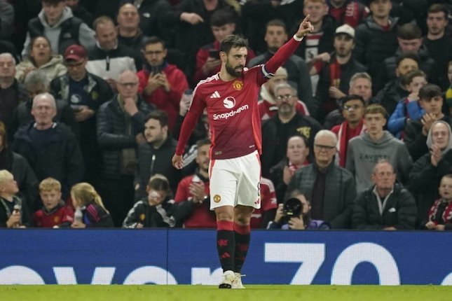 Selebrasi Bruno Fernandes dalam laga Manchester United vs Leicester City di Carabao Cup 2024/2025. (c) AP Photo/Dave Thompson