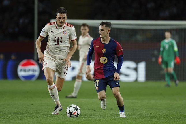 Duel Joao Palhinha dan Marc Casado dalam laga Barcelona vs Bayern Munchen di Liga Champions 2024/2025, Kamis (24/10/2024) dini hari WIB. (c) AP Photo/Joan Monfort