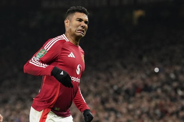 Selebrasi Casemiro dalam laga Manchester United vs Leicester City di Carabao Cup 2024/2025. (c) AP Photo/Dave Thompson