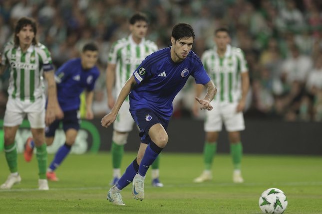 Kevin Diks dari Copenhagen bersiap mengeksekusi tendangan penalti untuk mencetak gol pertama timnya dalam pertandingan Liga Konferensi Eropa melawan Betis di Stadion Benito Villamarin. (c) AP Photo/Toni Rodriguez