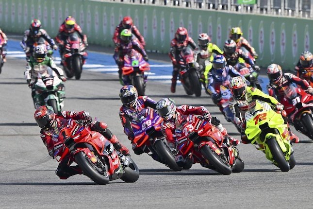 MotoGP Valencia Juga Ditunda? MotoGP Thailand 2024 di Sirkuit Buriram (c) AP Photo/Kittinun Rodsupan