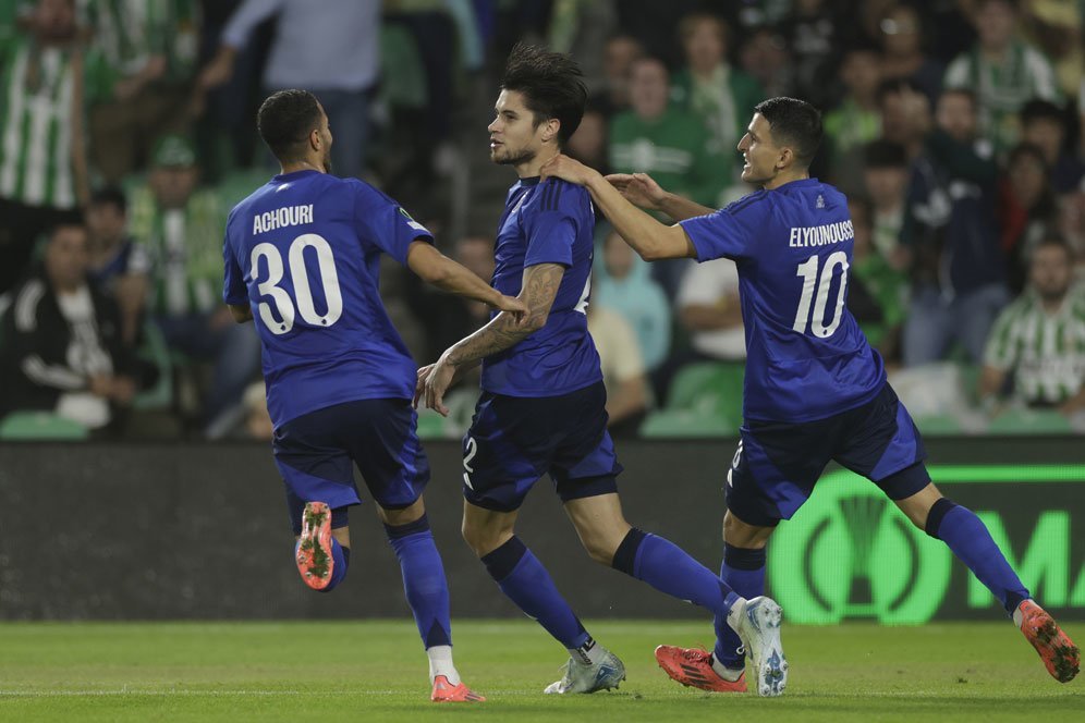 Kevin Diks Lawan Real Betis: Menangkan Penalti, Eksekusi Sendiri, dan Gol! Kevin Diks Lawan Real Betis: Menangkan Penalti, Eksekusi Sendiri, dan Gol!