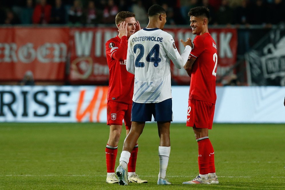 Performa Mees Hilgers di Laga Twente vs Fenerbahce: Bikin Fred Dikartu Kuning, Usil Dorong Dusan Tadic Performa Mees Hilgers di Laga Twente vs Fenerbahce: Bikin Fred Dikartu Kuning, Usil Dorong Dusan Tadic