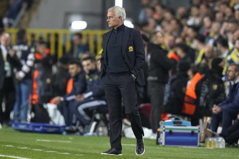 Jose Mourinho Dapat Kartu Merah saat Melawan Manchester United Jose Mourinho Dapat Kartu Merah saat Melawan Manchester United