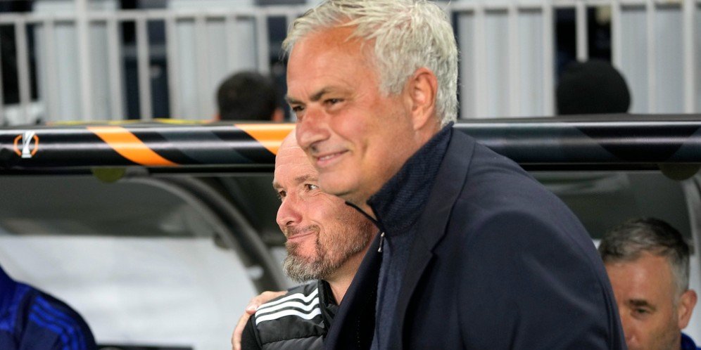 Jose Mourinho Coba Selebrasi Knee Slide Usai Fenerbahce Sikat Trabzonspor, Jadinya Malah Nyungsep Jose Mourinho Coba Selebrasi Knee Slide Usai Fenerbahce Sikat Trabzonspor, Jadinya Malah Nyungsep