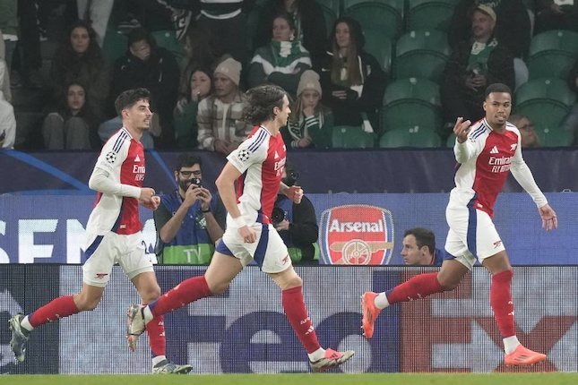 Sporting Lisbon 1-5 Arsenal Selebrasi skuad Arsenal dalam laga Liga Champions di kandang Sporting CP, Rabu (27/11/2024) dini hari WIB. (c) AP Photo/Armando Franca