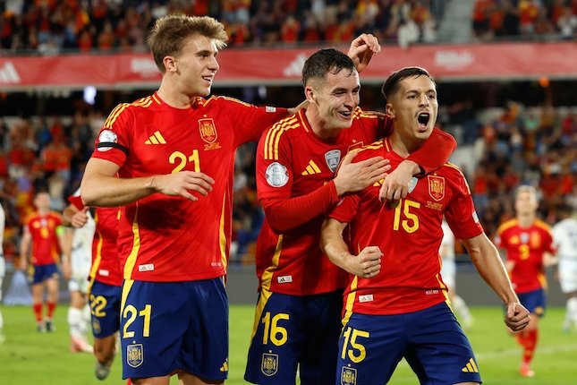 Selebrasi Bryan Zaragoza (kanan) dalam laga UEFA Nations League antara Spanyol vs Swiss, Selasa (19/11/2024). (c) AP Photo/Angel Fernandez