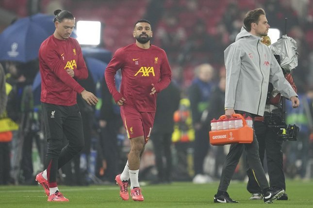 Darwin Nunez melakukan pemanasan jelang laga Liverpool vs Bayer Leverkusen di Anfield, Rabu (06/11/2024). (c) AP Photo/Jon Super