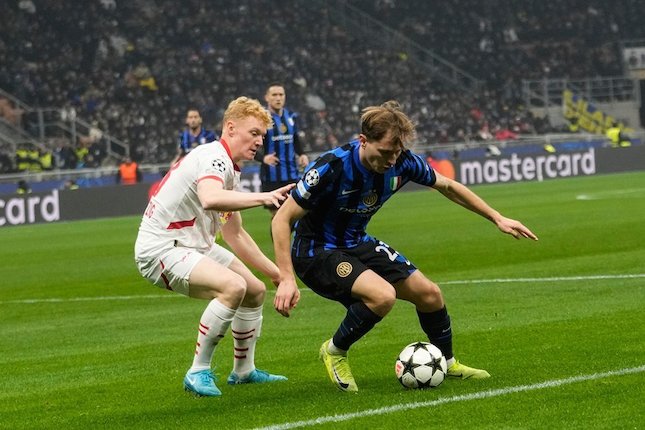 Jalannya Pertandingan Aksi Nicolo Barella dalam laga Liga Champions antara Inter Milan vs RB Leipzig, Rabu (27/11/2024). (c) AP Photo/Luca Bruno