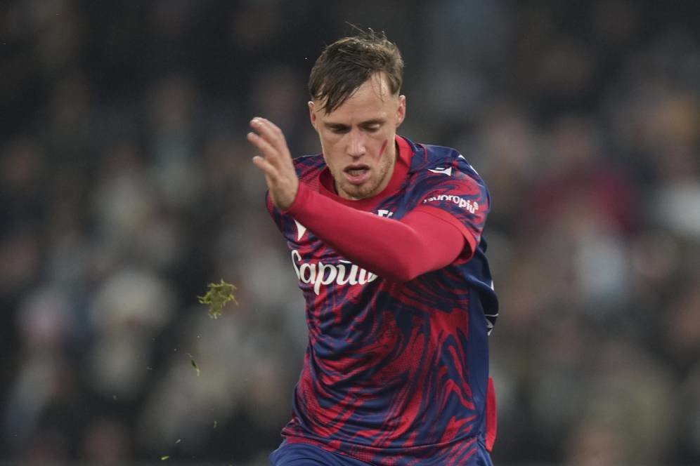 Tambal Lini Belakang, Chelsea Berencana Angkut Bek Bologna Ini