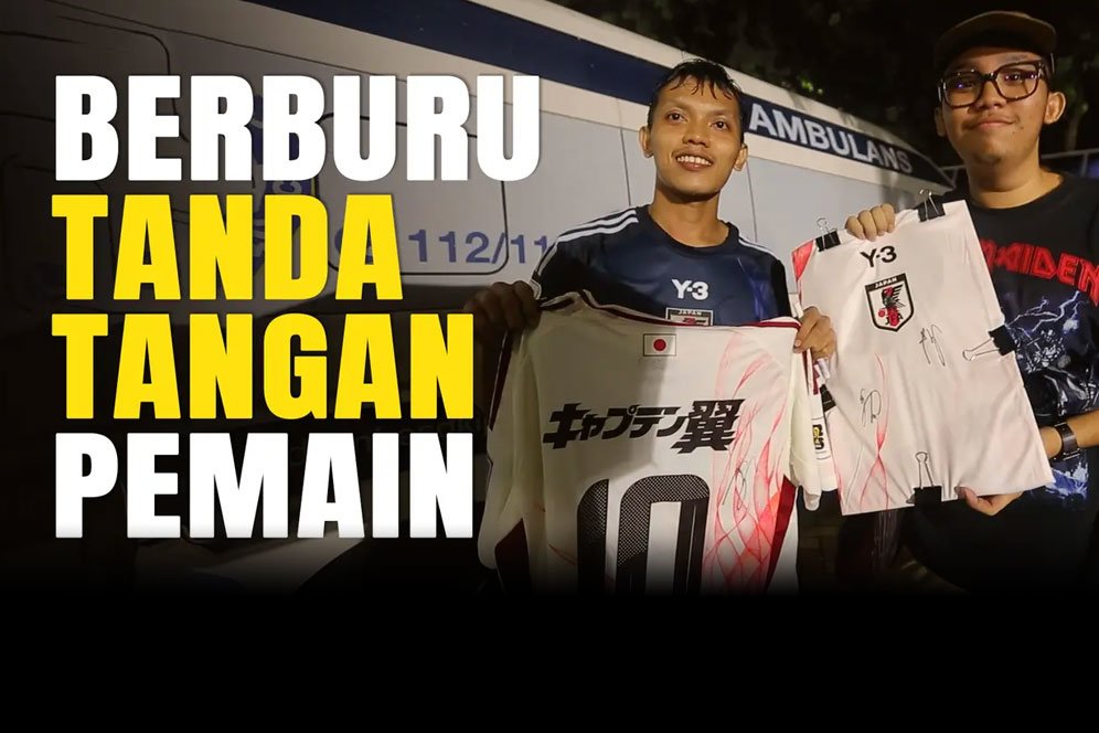 Hujan Bukan Penghalang, Fans Timnas Jepang Antusias Berburu Tanda Tangan Pemain di Jakarta