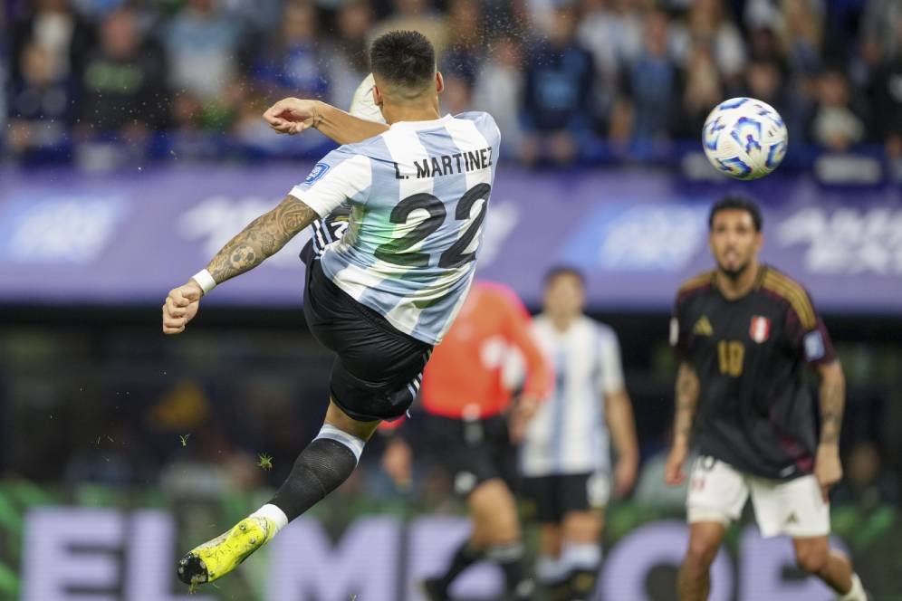 Cetak Gol ke Gawang Peru, Lautaro Martinez Kini Setara Diego Maradona Cetak Gol ke Gawang Peru, Lautaro Martinez Kini Setara Diego Maradona