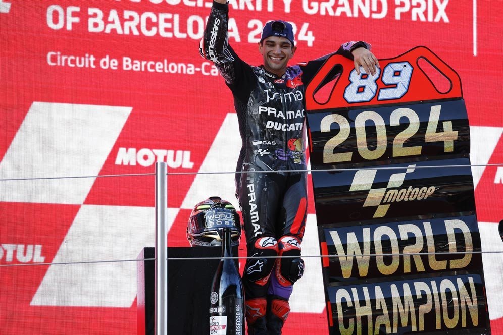 Video: Selebrasi Keren Jorge Martin Usai Juarai MotoGP 2024, Berubah Jadi 'Martinator'! Video: Selebrasi Keren Jorge Martin Usai Juarai MotoGP 2024, Berubah Jadi 'Martinator'!