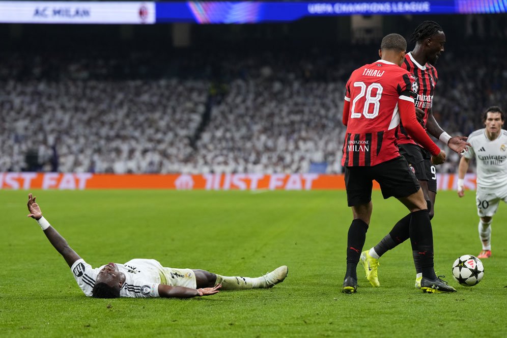 Tidur Ngab? Nyungsep di Laga Madrid vs Milan, Vinicius Diejek Rossoneri Tidur Ngab? Nyungsep di Laga Madrid vs Milan, Vinicius Diejek Rossoneri