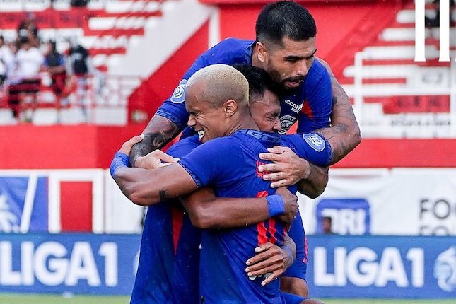 Waktunya Arema FC Bangkit Skuad Arema FC merayakan gol Dedik Setiawan ke gawang Persita Tangerang, Selasa (3/12/2024) (c) Dok. Arema FC