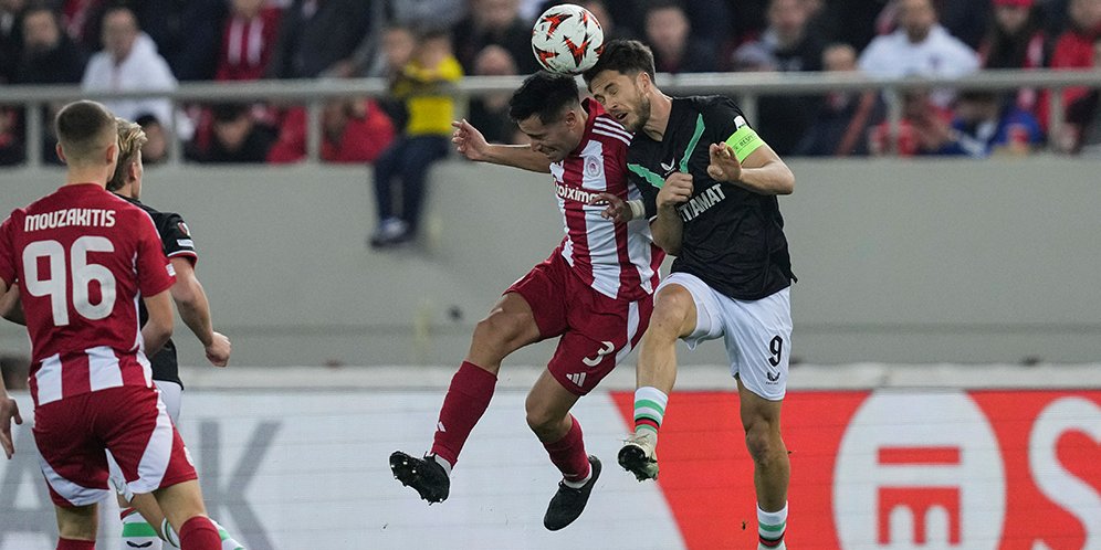 Mees Hilgers Ditarik Keluar Akibat Cedera, FC Twente Ditahan Imbang Olympiakos 0-0