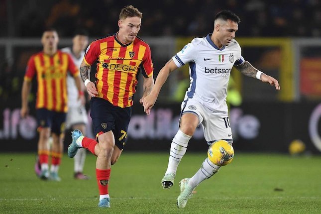Pelatih Tercepat Capai 200 Kemenangan Balthazar Pierret dan Lautaro Martinez (kanan) beraksi dalam laga Serie A antara Lecce vs Inter Milan, Senin (27/1/2025) dini hari WIB. (c) Giovanni Evangelista/LaPresse via AP