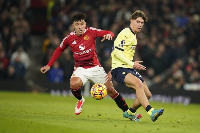 Lisandro Martinez (kiri) berduel dengan Tyler Dibling dalam laga Premier League antara Manchester United vs Southampton, Jumat (17/1/2025). (c) AP Photo/Dave Thompson