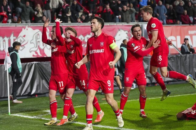 Pemain Twente merayakan gol pada laga Liga Europa 2024/2025 (c) AP Photo/Peter Dejong