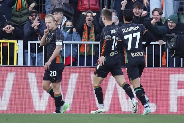 Pemain Venezia Joel Pohjanpalo (kiri) merayakan gol ke gawang Empoli dalam laga Serie A 2024/2025, Sabtu (4/1/2025) malam WIB. (c) Paola Garbuio/LaPresse via AP