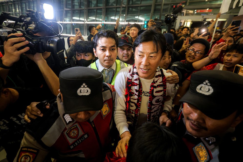 Sebelum Kembali ke Korea Selatan, Shin Tae-yong Temui Menpora dan Dapat Oleh-Oleh Batik