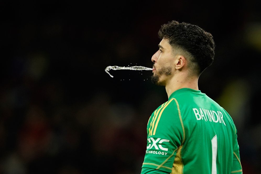 MU Datangkan Senne Lammens, Altay Bayindir Pamit Pergi? MU Datangkan Senne Lammens, Altay Bayindir Pamit Pergi?
