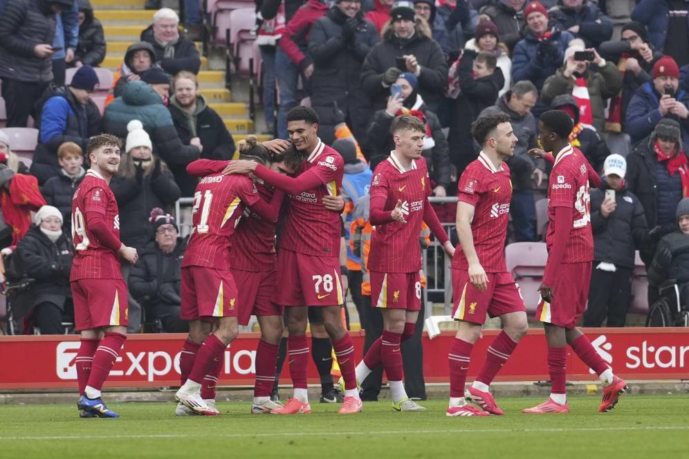 Babat Accrington Stanley, Arne Slot Puji Penampilan Liverpool