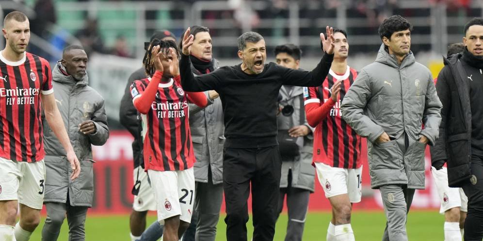 Sergio Conceicao Ribut dengan Davide Calabria Usai Laga AC Milan vs Parma Sergio Conceicao Ribut dengan Davide Calabria Usai Laga AC Milan vs Parma