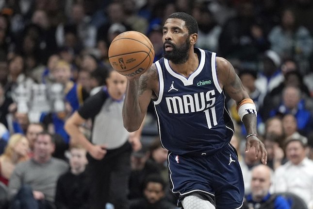 Jalannya Pertandingan Guard Dallas Mavericks, Kyrie Irving menguasai bola saat laga melawan Golden State Warriors di Dallas. (c) AP Photo/LM Otero
