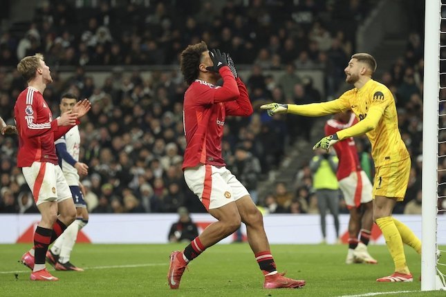 Momen penyerang Manchester United, Joshua Zirkzee (tengah) saat gagal memaksimalkan peluang melawan Tottenham, 16 Februari 2025. (c) AP Photo/Ian Walton