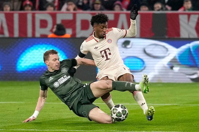 Kingsley Coman ditekel lawan di laga Bayern Munchen vs Celtic, Liga Champions 2024/2025 (c) AP Photo/Matthias Schrade