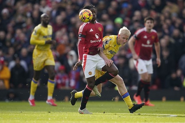 Aksi Kobbie Mainoo pada laga MU vs Crystal Palace di pekan ke-24 Premier League 2024/2025 (c) AP Photo/Dave Thompson