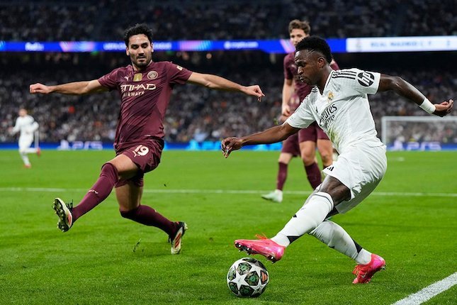 Vinicius Junior diadang Ilkay Gundogan di laga Real Madrid vs Manchester City, Liga Champions 2024/2025 (c) AP Photo/Manu Fernandez