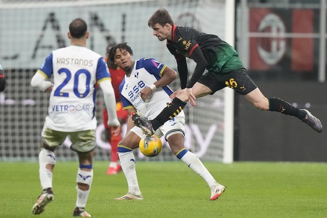 Statistik dan Sejarah Menguntungkan Inter Bek AC Milan, Matteo Gabbia berebut bola dengan pemain Hellas Verona, Amin Sarr. (c) AP Photo/Luca Bruno