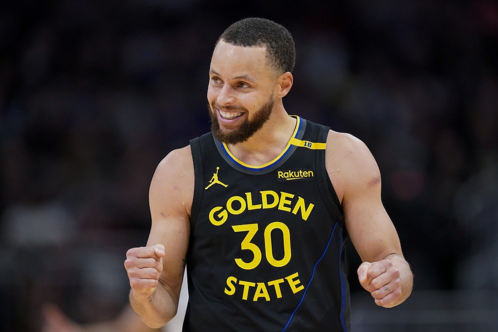 Stephen Curry Memimpin Warriors Tundukkan Bucks dengan Skor 125-111 Stephen Curry Memimpin Warriors Tundukkan Bucks dengan Skor 125-111